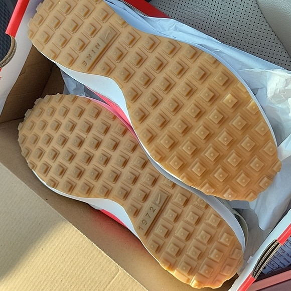 NIKE WOMENS WAFFLE DEBUT SNEAKER - Picture 3 of 5